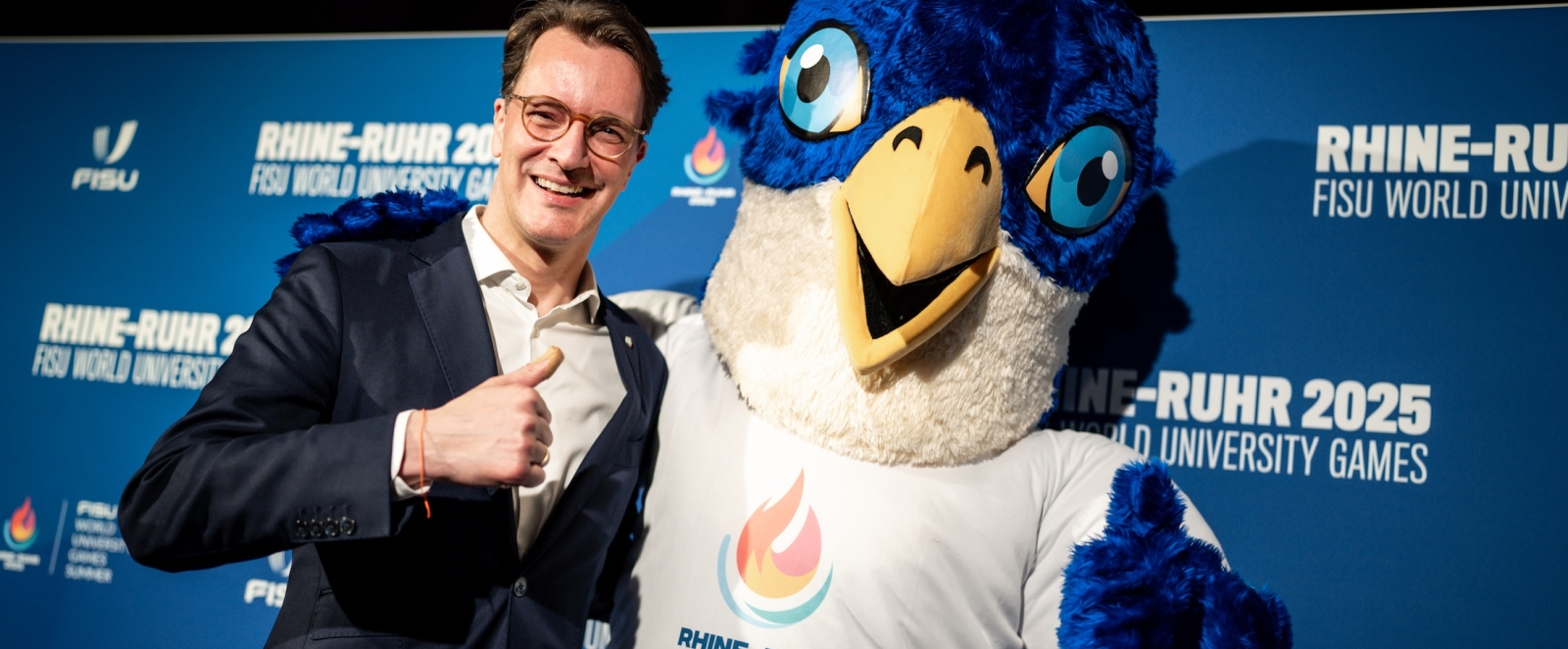 Ministerpräsident Wüst und das Maskottchen