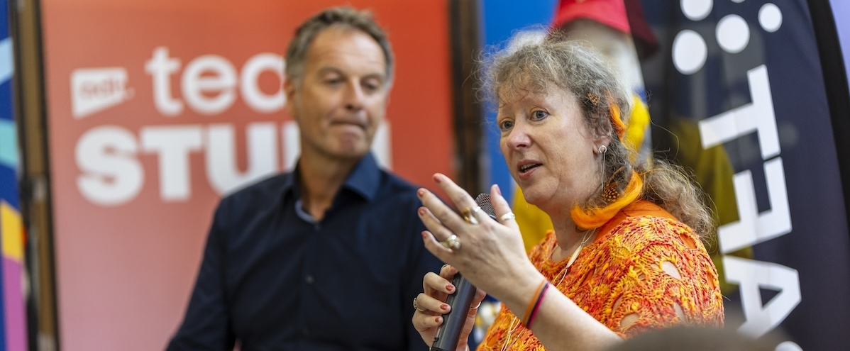Andrea Milz spricht bei der Einkleidung