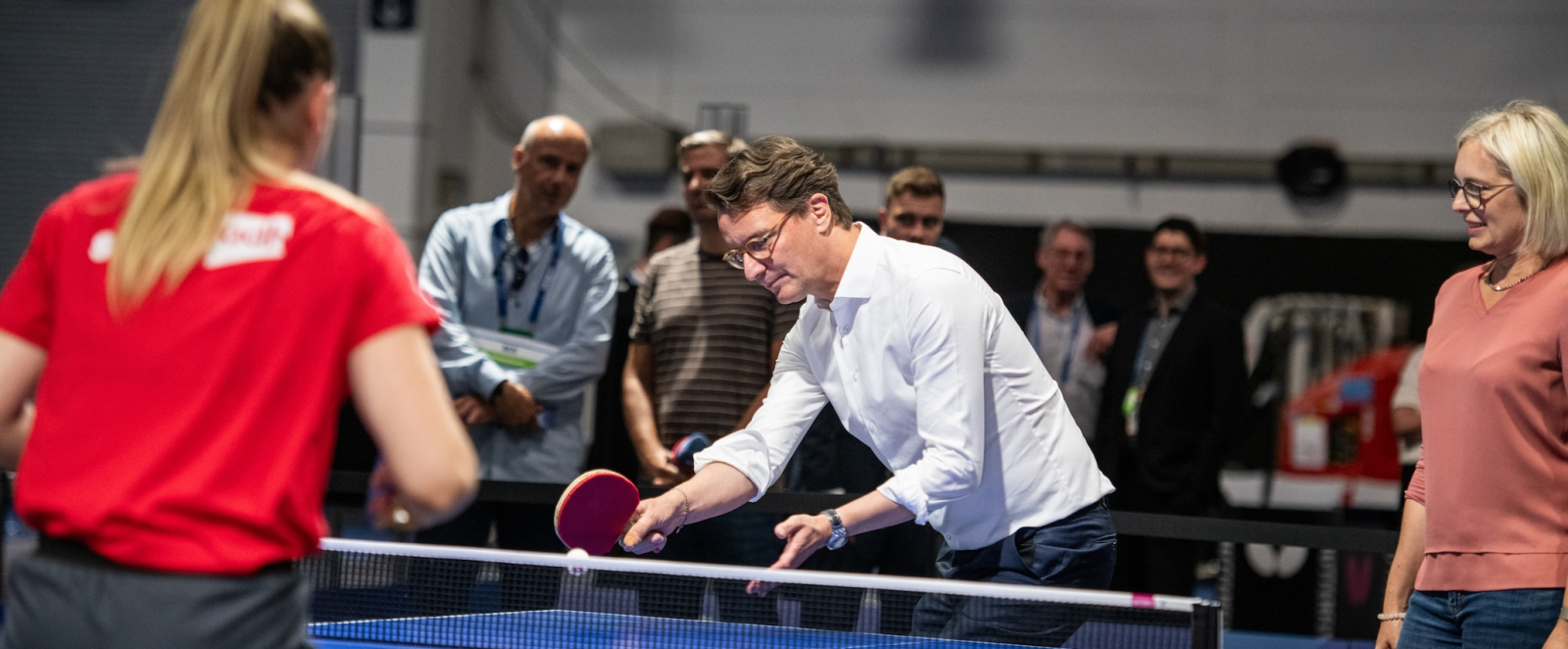 Ministerpräsident Wüst an der Tischtennisplatte