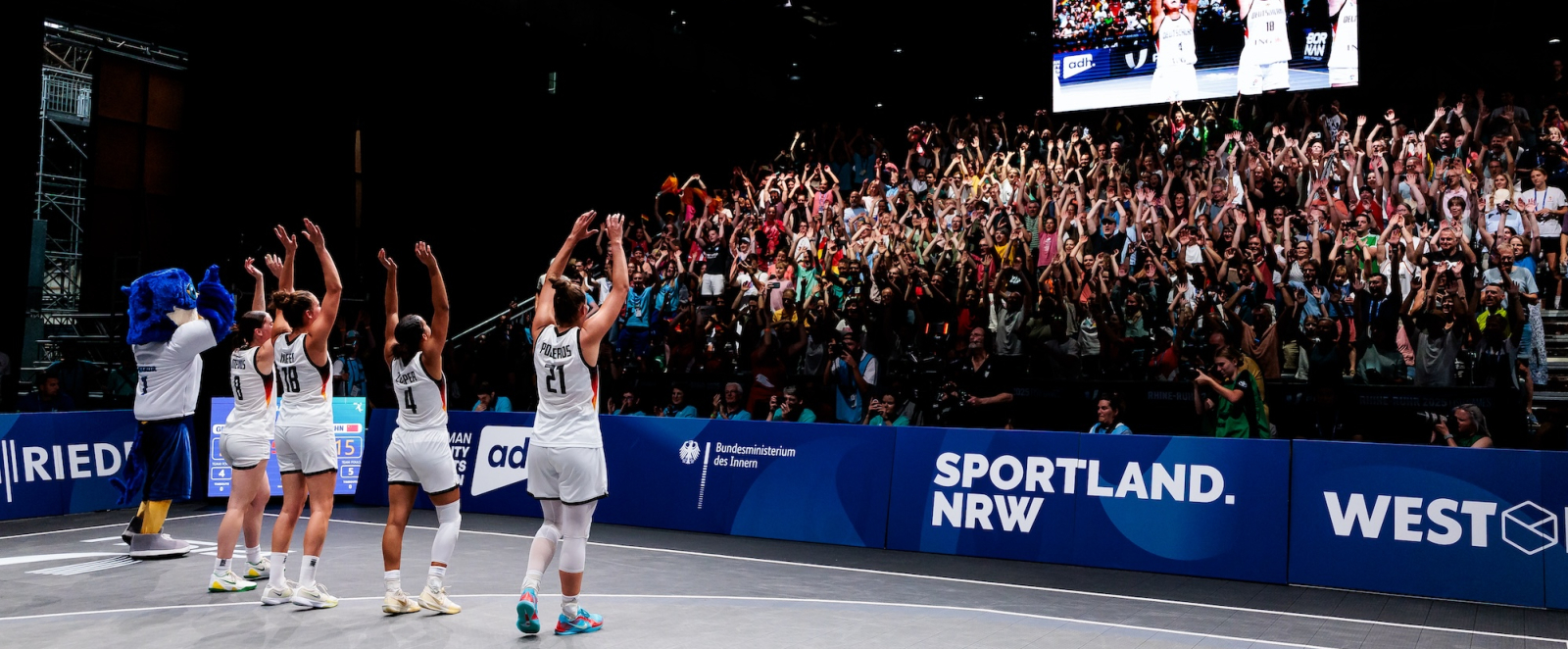 3x3 Basketballerinen bedanken sich beim Publikum