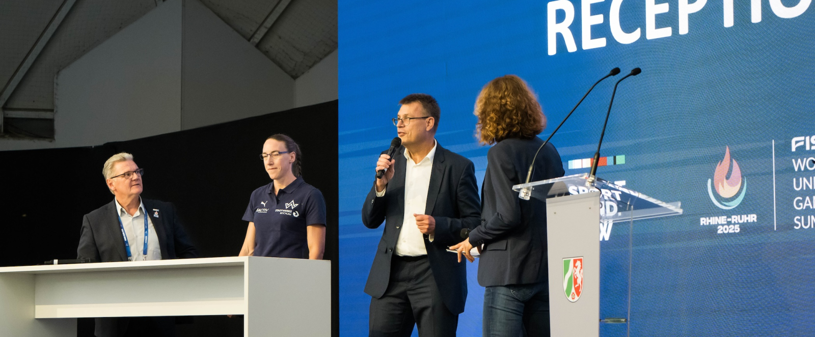 Bühne mit Personen vor blaumen Hintergrund