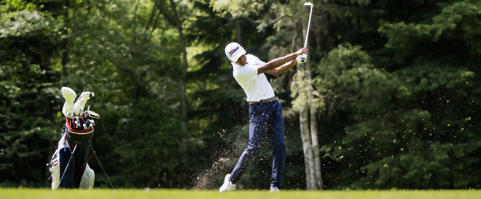 Golfspieler Bino beim Schlag