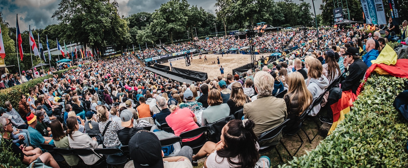 Blick von der Tribüne auf den Beachvolleyball-Court im Rochusclub