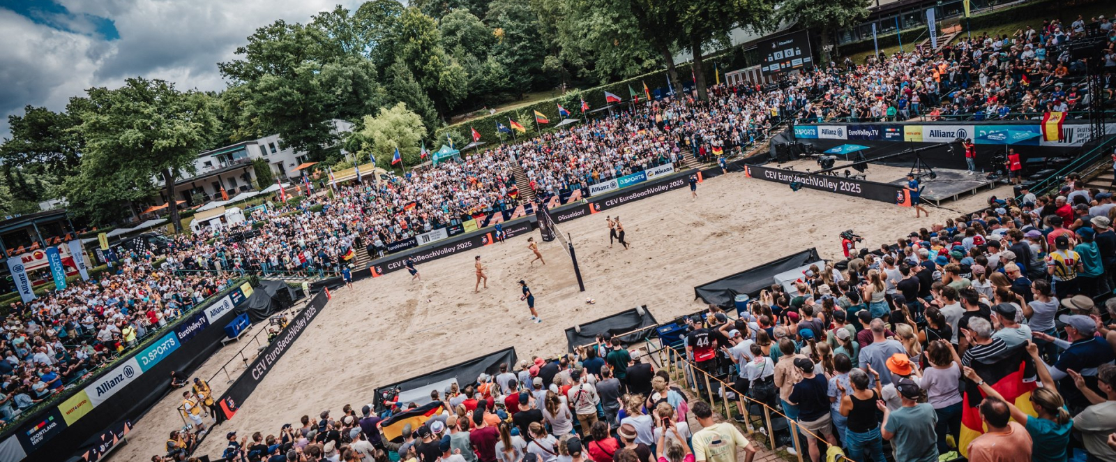 Blick auf den Beachvolleyball-Court im Rochusclub