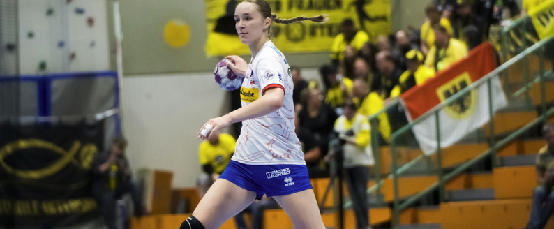 Handballerin Nieke Kühne in der Halle in Aktion