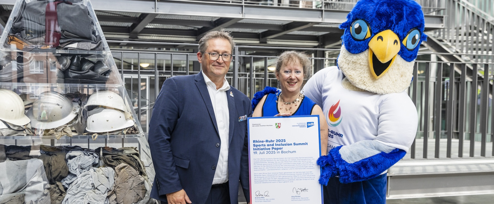 Andrea Milz und Jörg Förster mit Maskottchen