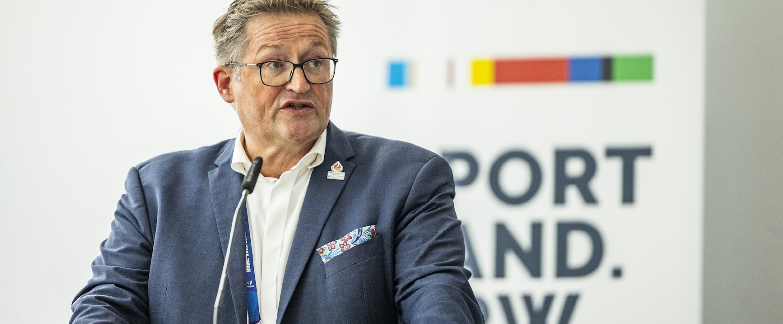 Jörg Förster vor Sportland.NRW-Banner