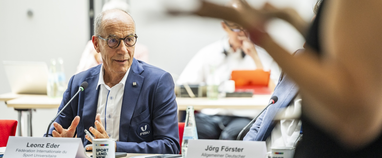 Leonz Eder an einem Tisch während der Konferenz