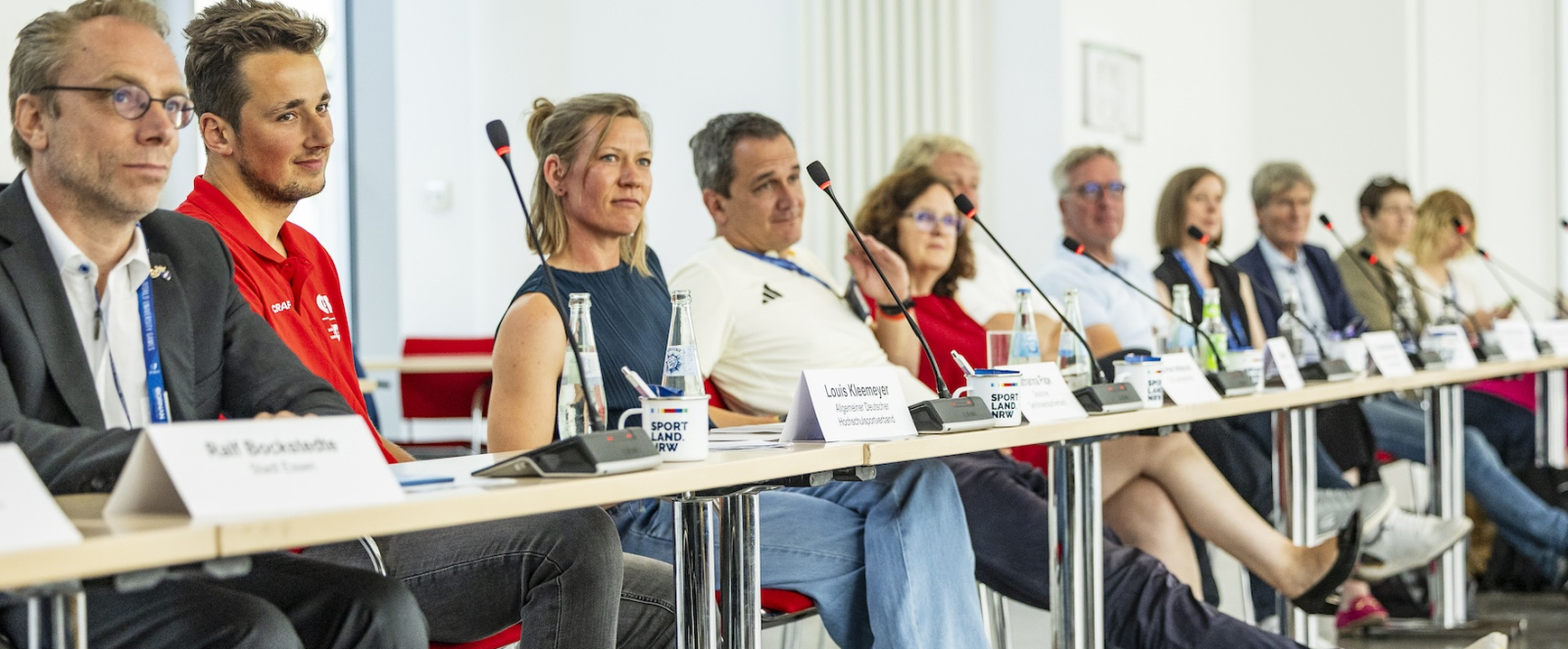 Teilnehmende beim Inclusion Summit an Tischen 