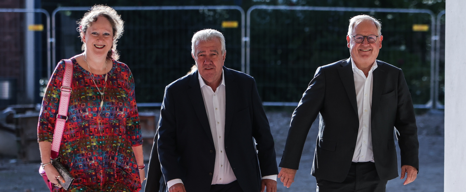 Andrea Milz, Peter Frymuth und Manfred Abrahams kommen auf der Baustelle an.