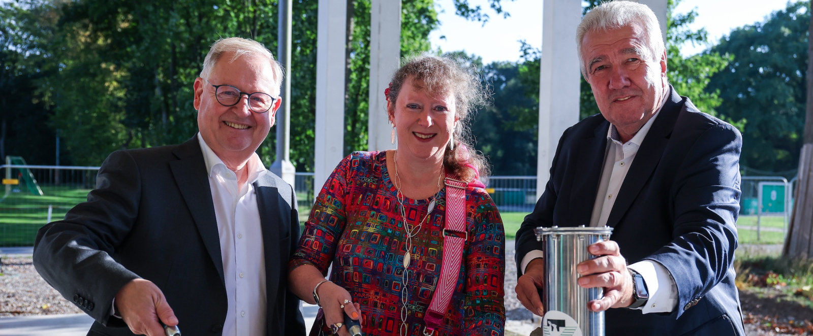 Staatssekretärin Andrea Milz mit FVN-Präsident Peter Frymuth (r.) und FVN-Schatzmeister Manfred Abrahams (l.) bei der Grundsteinlegung in Duisburg.