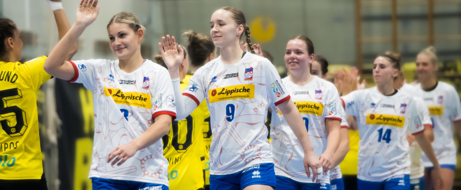 Nieke Kühne und weitere Mitspielerinnen in Aktion in einer Halle