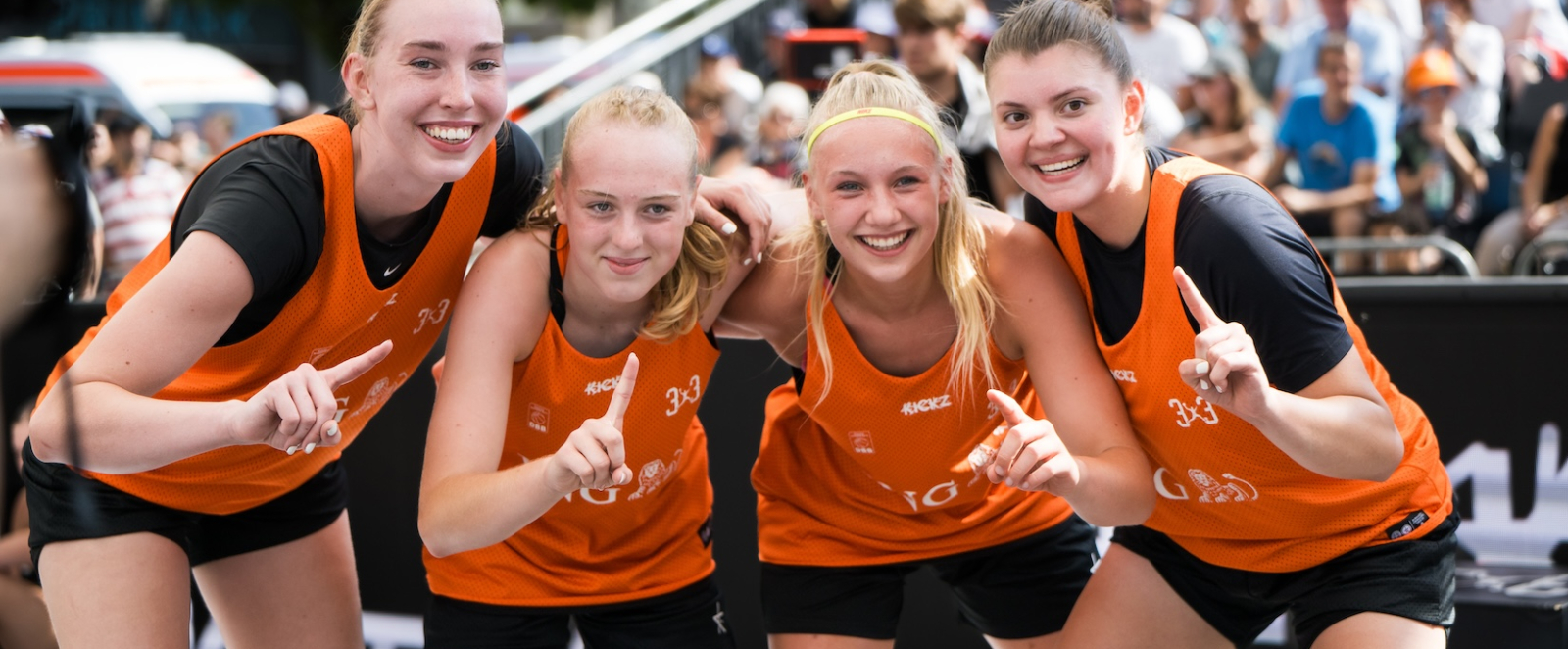 Lucie Keune mit Teamkameradinnen