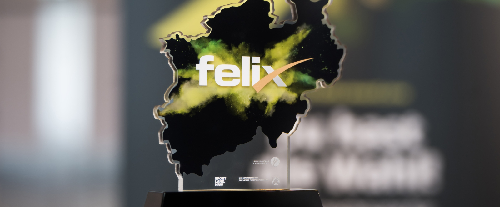 Der felix award auf enem Tisch