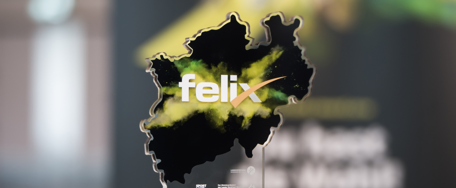 felix award auf einem Tisch