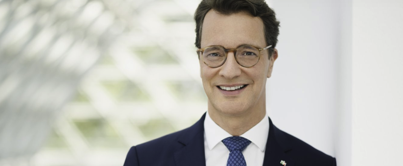 Hendrik Wüst vor einem hellen Hintergrund