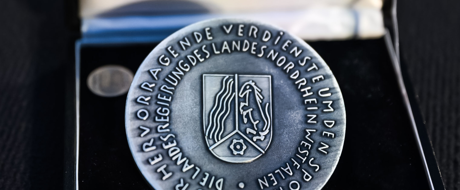 Die Sportplakette in einer samtausgeschlagenen Schatulle