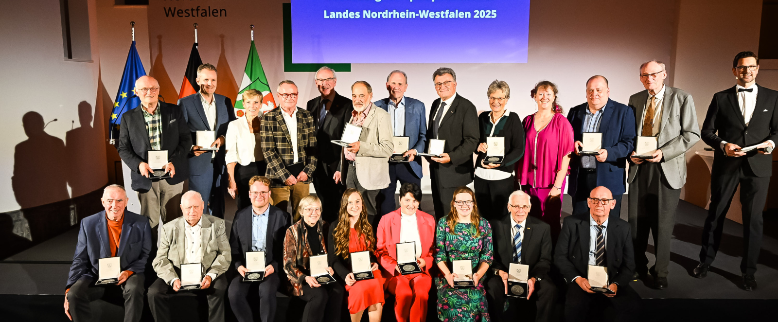 Menschen auf einer Bühne bei der Verleihung der Sportplakette
