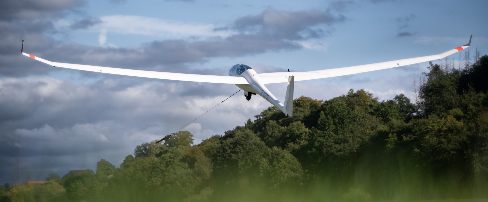 Segelflugzeug kurz nach dem Abheben von hinten gesehen