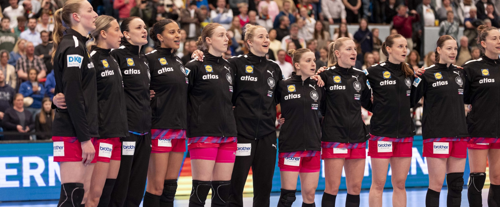 Handballerinnen bei der Startaufstellung 