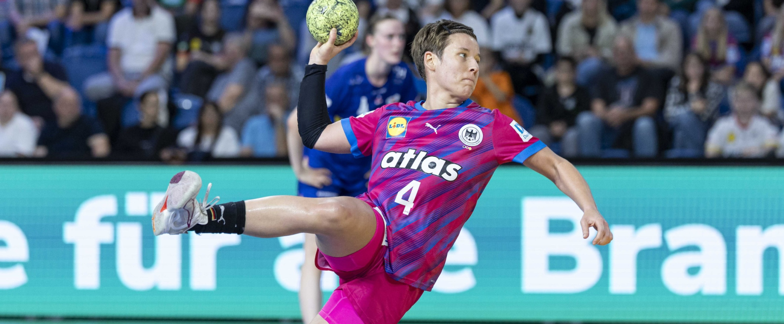 Handballerin wirft einen Ball ins Tor