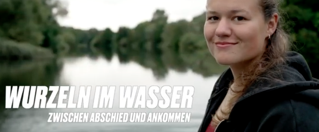 Rechts eine junge Frau, links der Schriftzug "Wurzelnn im Wasser, zwischen Abschied und Ankommen"
