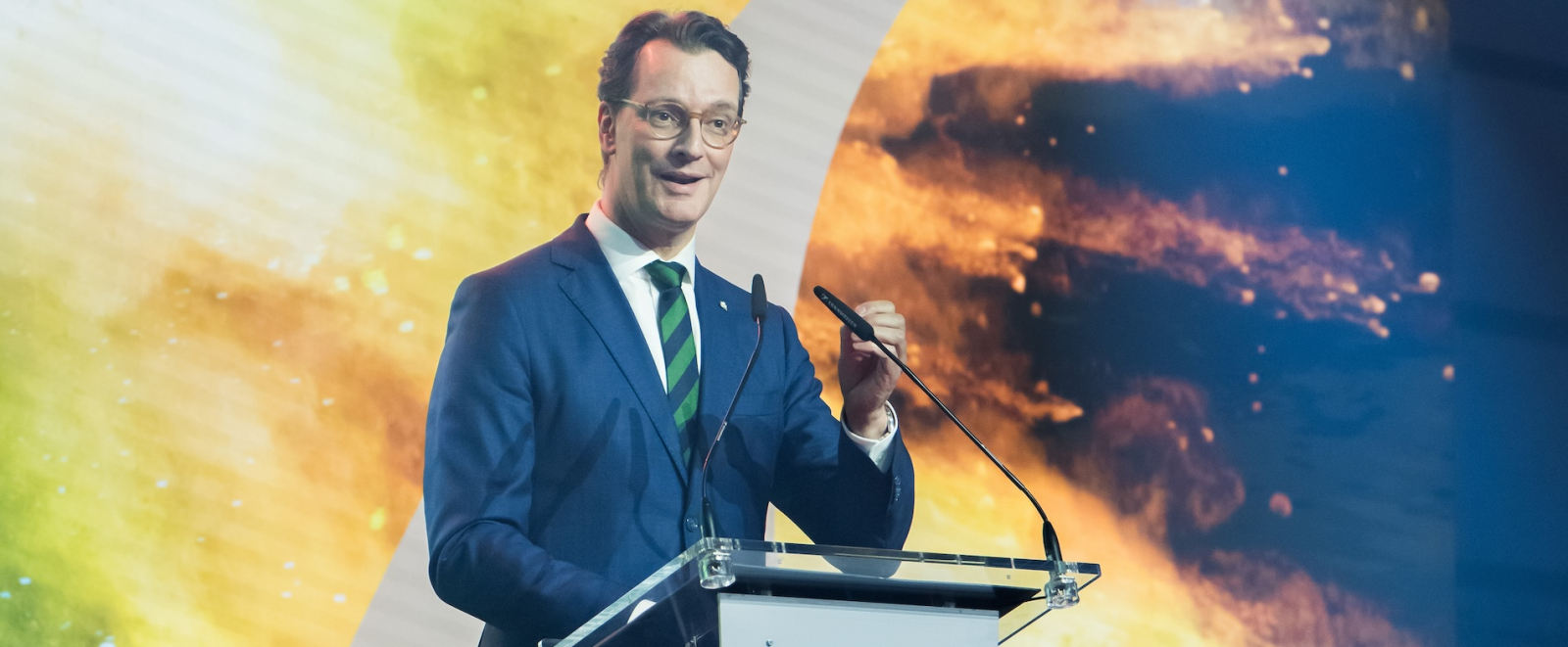 Ministerpräsident Wüst an einem Rednerpult