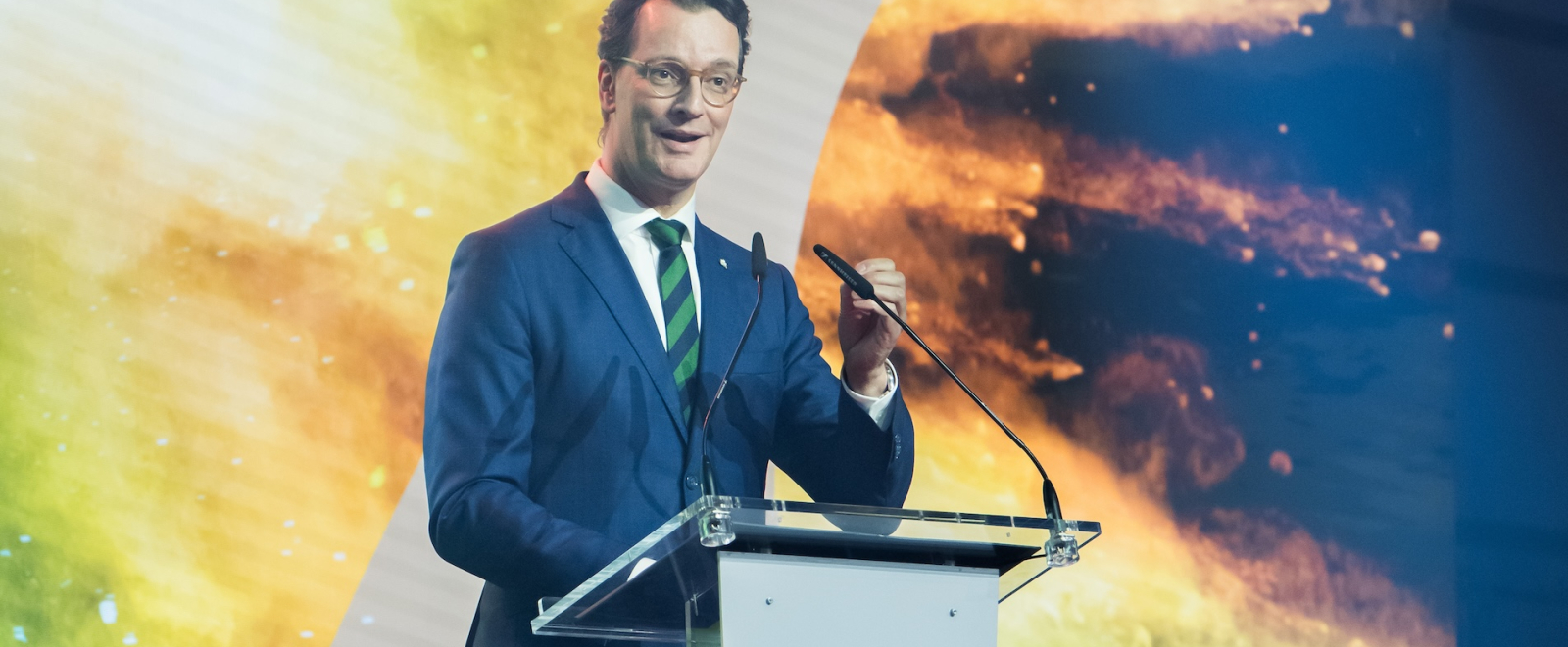 Ministerpräsident Wüst auf der Bühne an einem Rednerpult