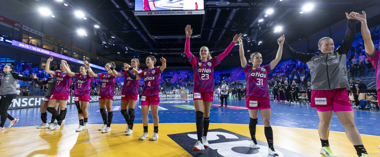 Handballerinnen bedanken sich beim Publikum