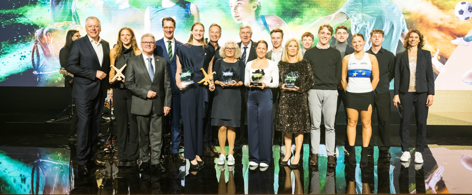 Gruppenfoto mit allen Akteuren auf der Bühne beim felix award
