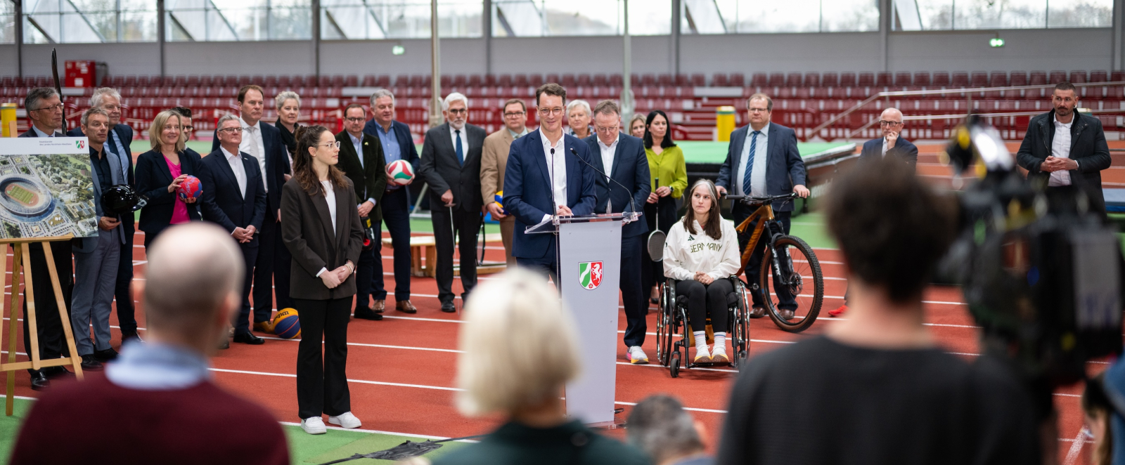 Teilnehmende an der Pressekonferenz sowie Hendrik Wüst am Rednerpult