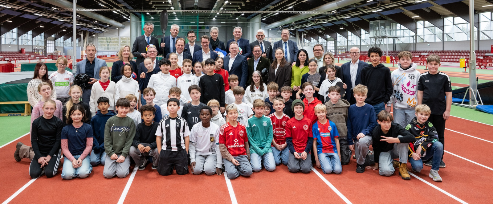 Gruppenbild mit Kindern in der Leichtathletik-Halle