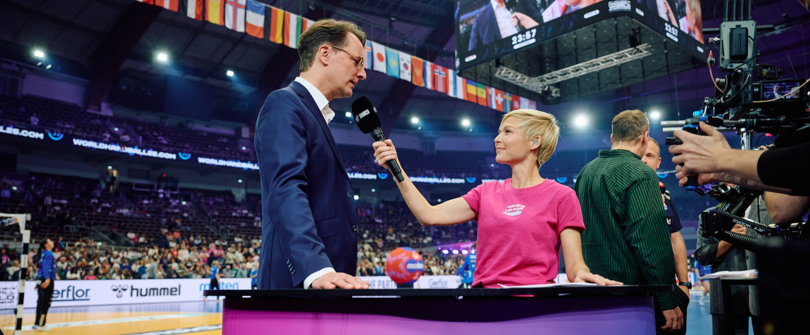 Hendrik Wüst mit einer Moderatorin am Spielfeld
