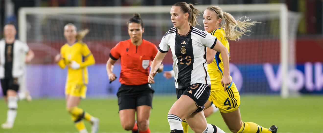 Klara Bühl am Ball, im Hintergrund eine Schiedsrichterin