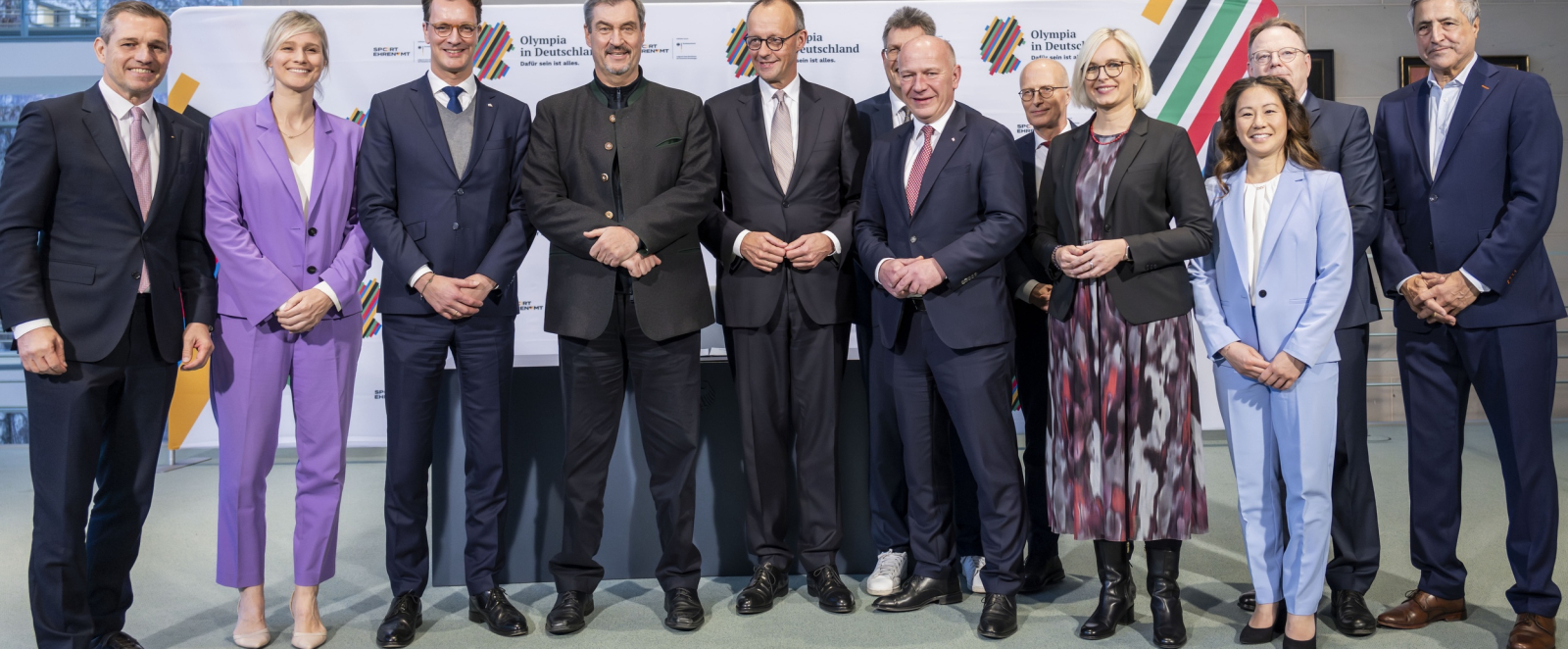 Alle Beteiligten bei der Unterzeichnung stehen nebeneinander