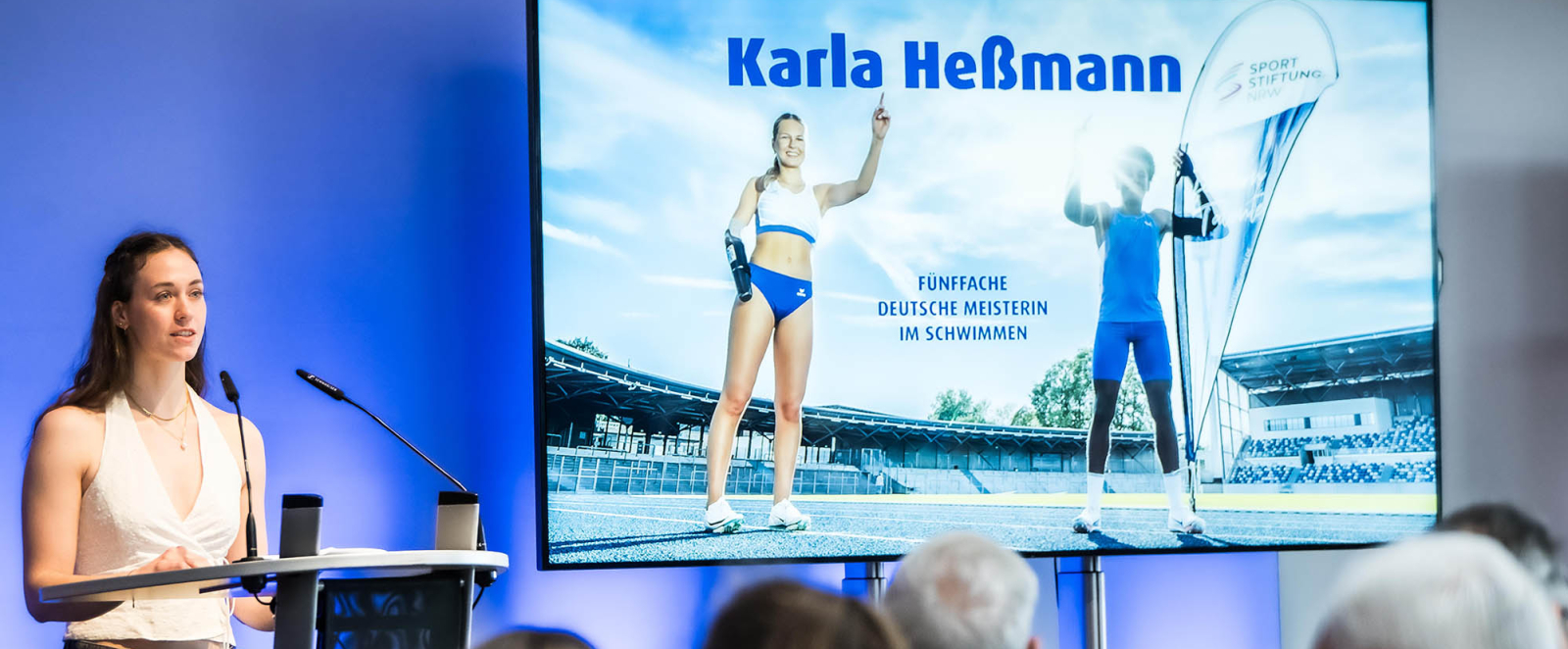 Karla Heßmann an einem Pult 