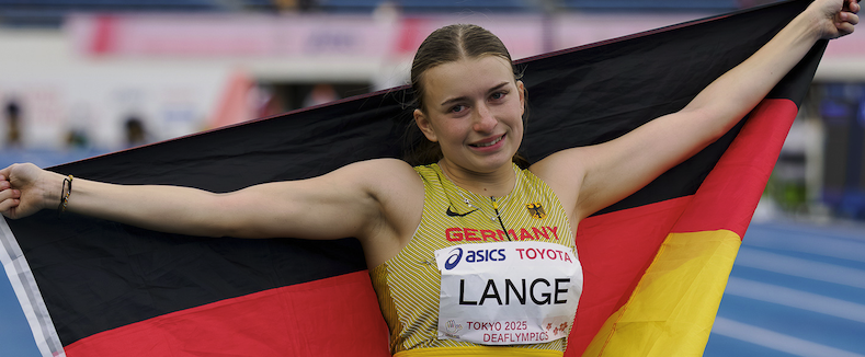 Tessa Lange hält eine Deutschland-Fahne
