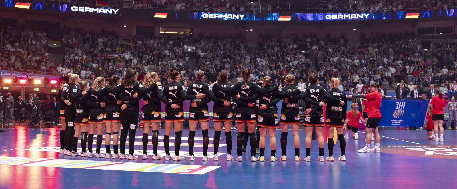 Handballerinnen bedanken sich beim Publikum