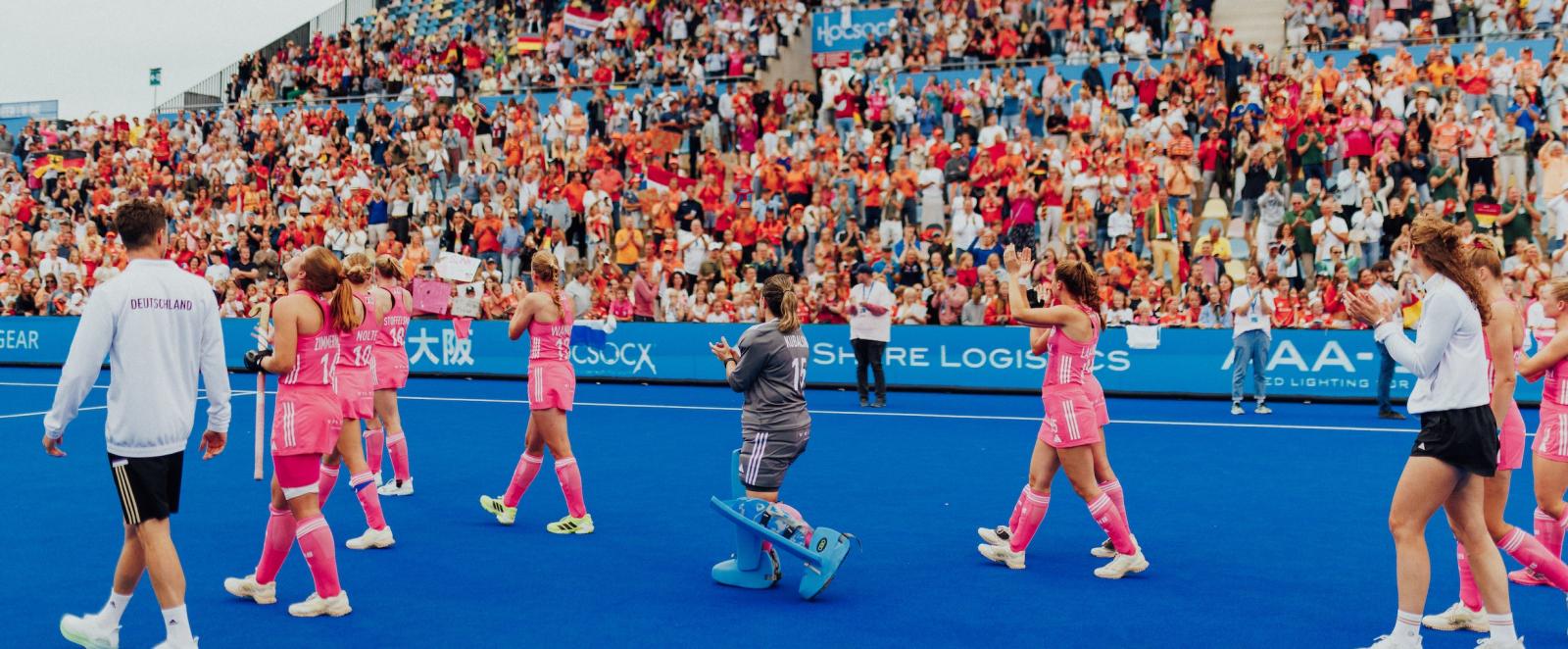 Spieler auf dem blauen Belag bei der Hockey-EM in Mönchengladbach