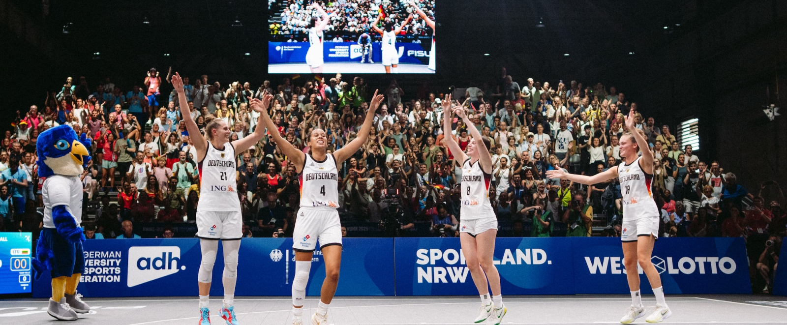 3x3-Spielerinnen vor einer Tribüne