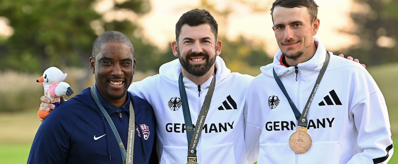 Podium mit drei Golfern, in der Mitte und rechts ein deutscher Athlet
