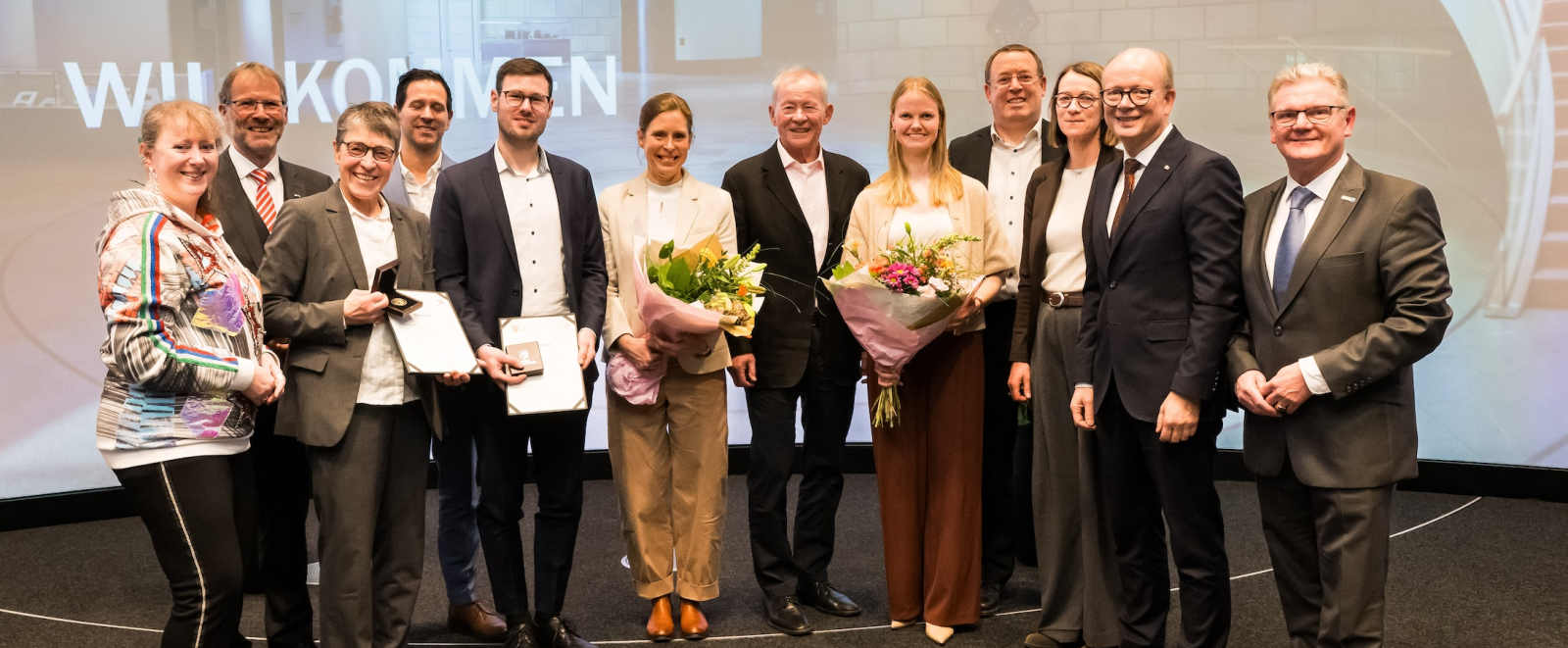 Runde mit Personen, die einen Preis erhalten haben