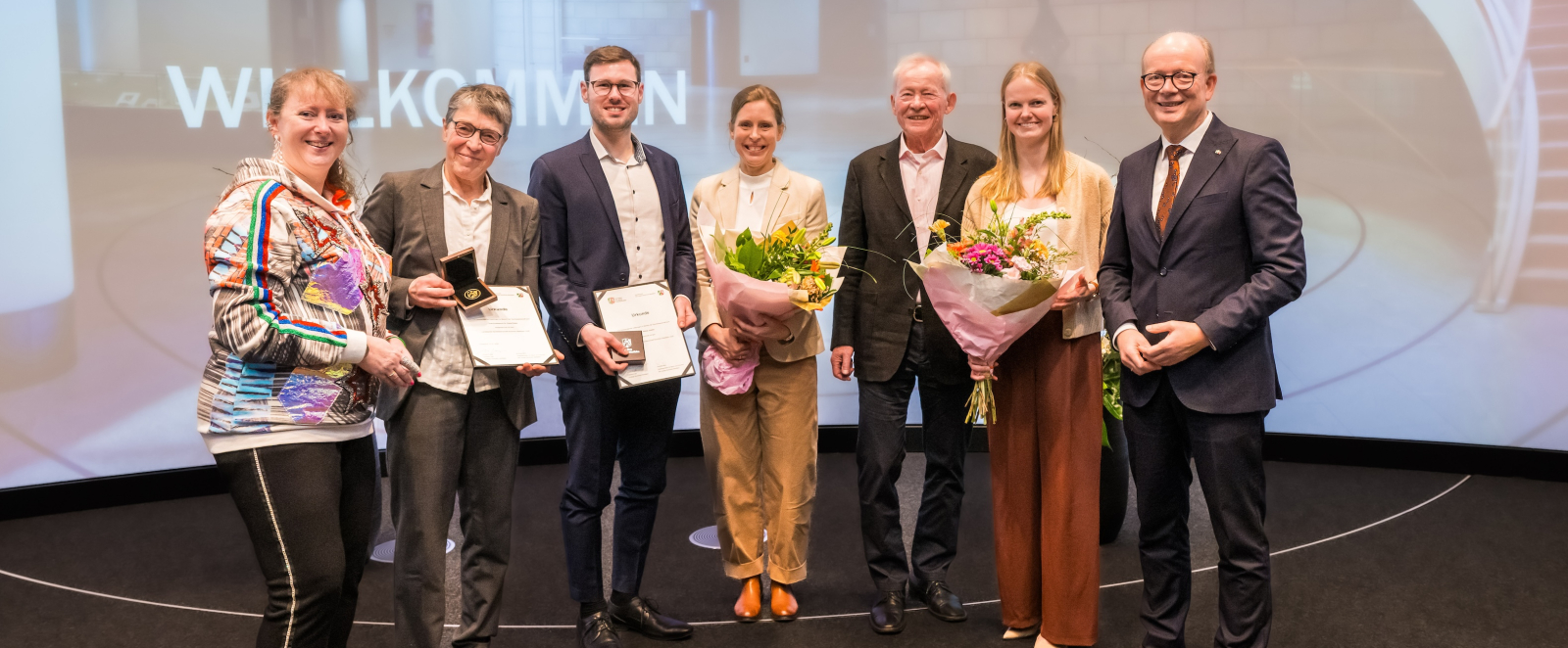 Andrea Milz und Kuper mit den Preisträgerinnen und Preisträgern in einer Runde