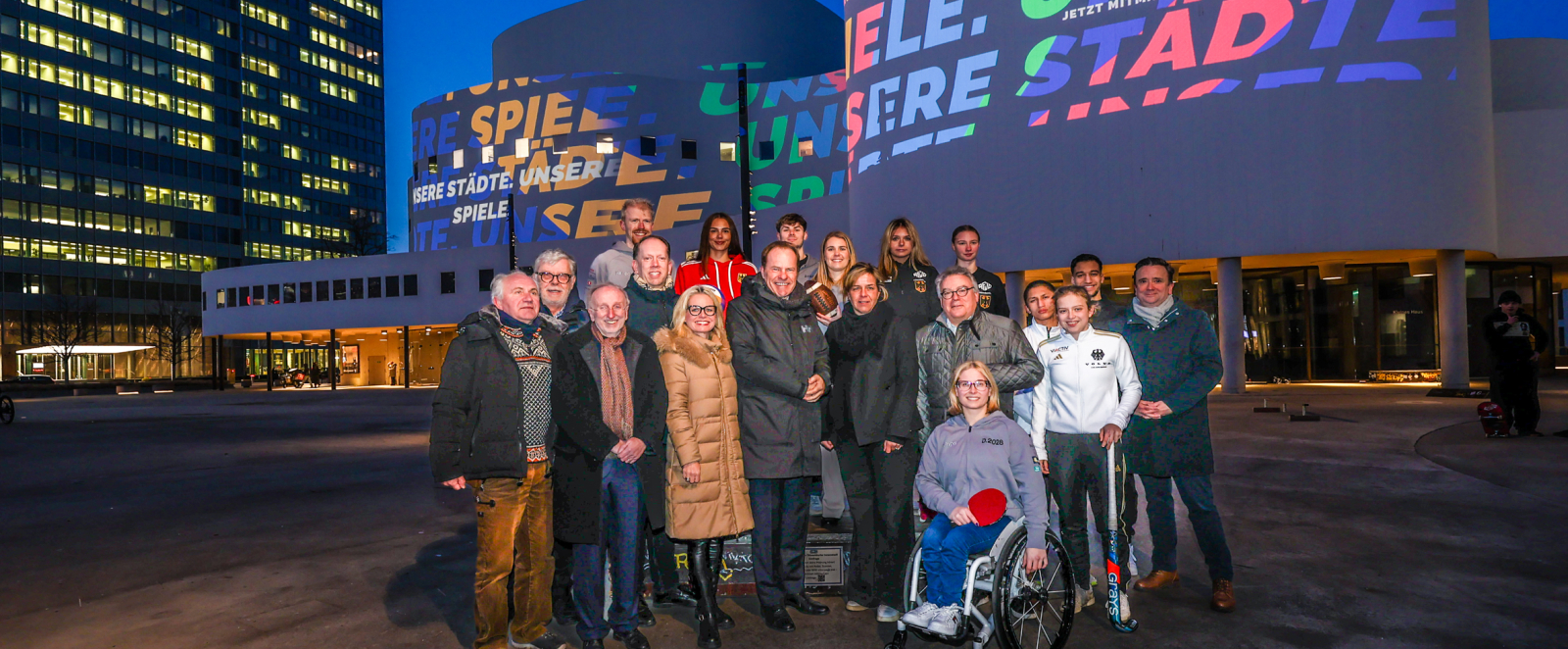 Mehrere Personen vor der Illumination des Schauspielhauses Düsseldorf