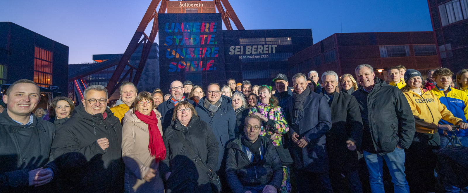 Personen vor der Illumination bei der Zeche Zollverein zum Kampagnenstart
