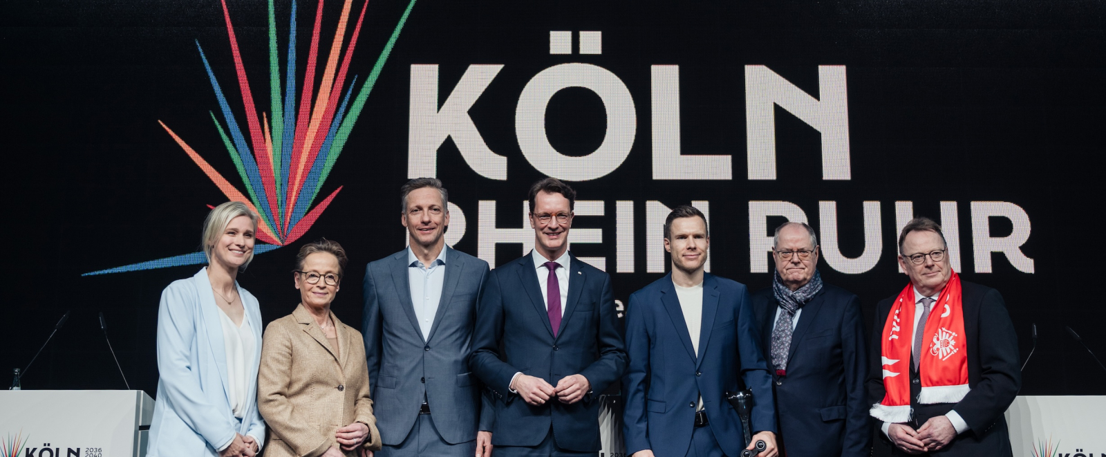 Ministerpräsident Wüst mit anderen Vertreterinnen und Vertretern bei der Pressekonferenz