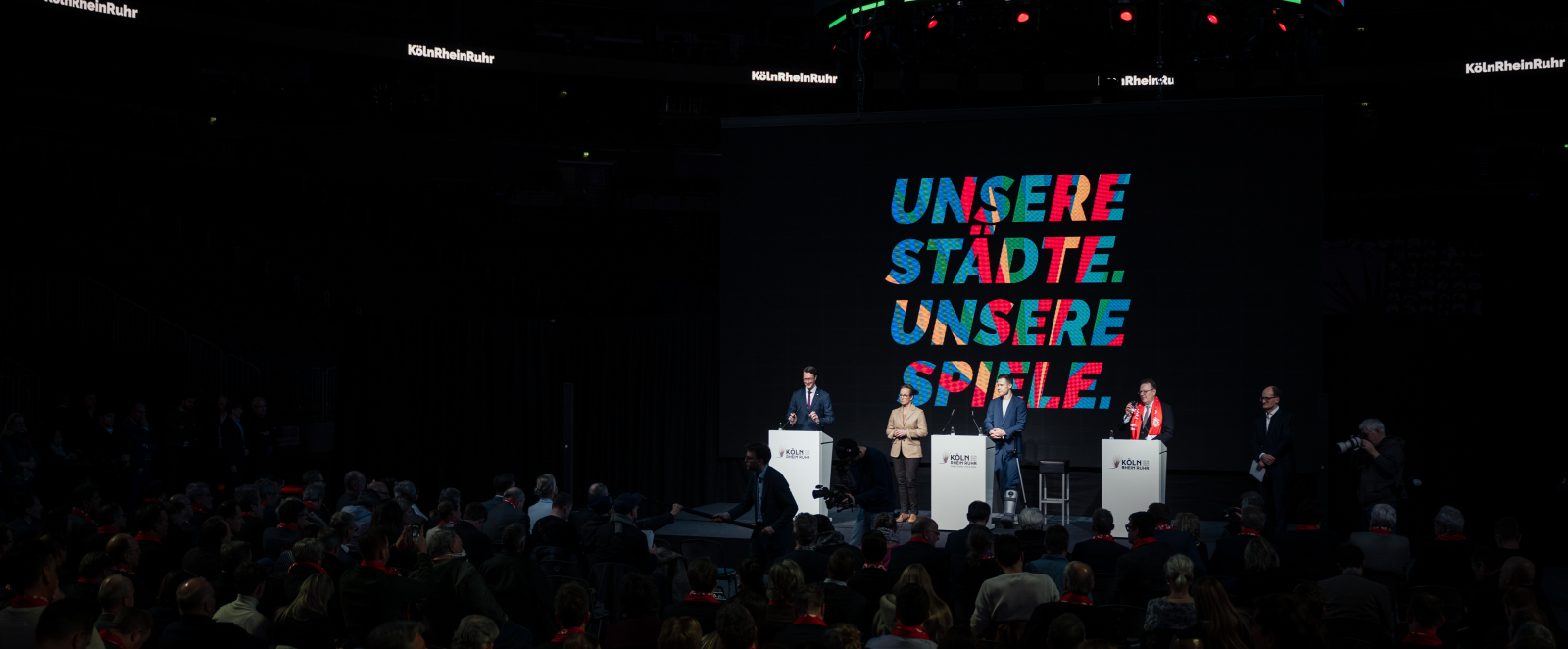 Ministerpräsident Wüst mit anderen Vertreterinnen und Vertretern bei der Pressekonferenz
