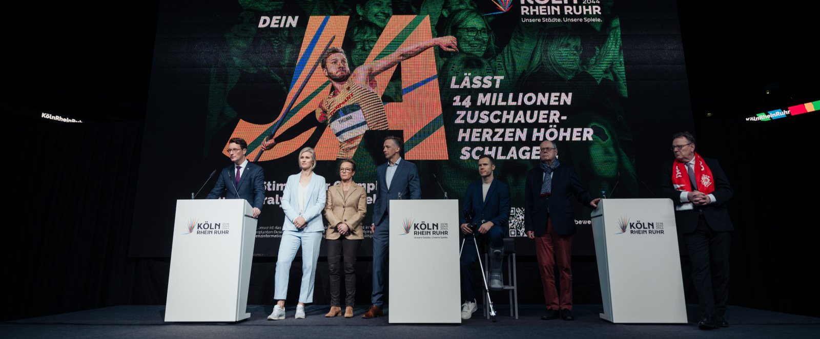 Ministerpräsident Wüst mit anderen Vertreterinnen und Vertretern bei der Pressekonferenz