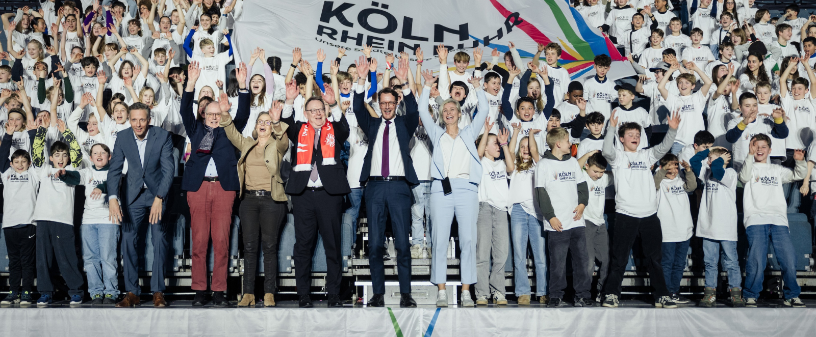 Ministerpräsident Wüst mit anderen Vertreterinnen und Vertretern bei der Pressekonferenz