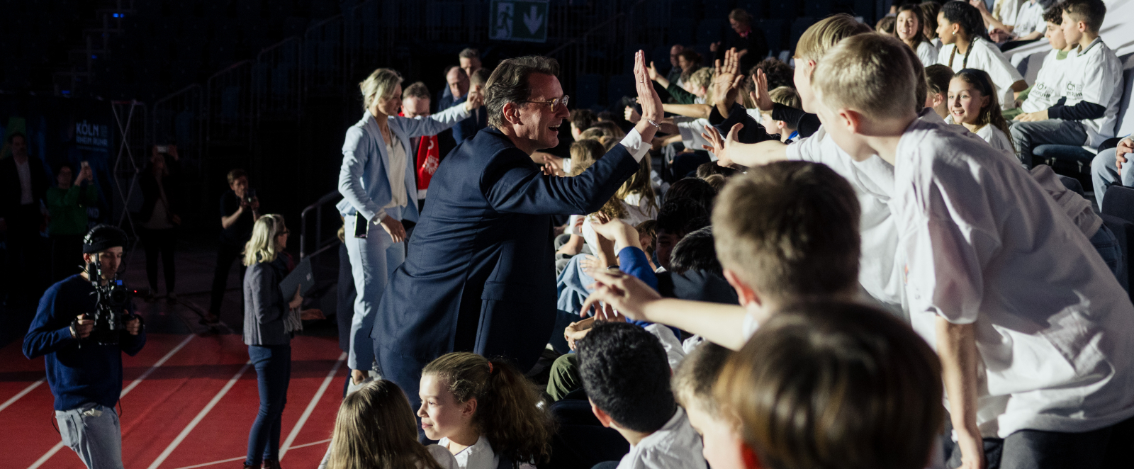 Ministerpräsident Wüst klatscht Kinder ab